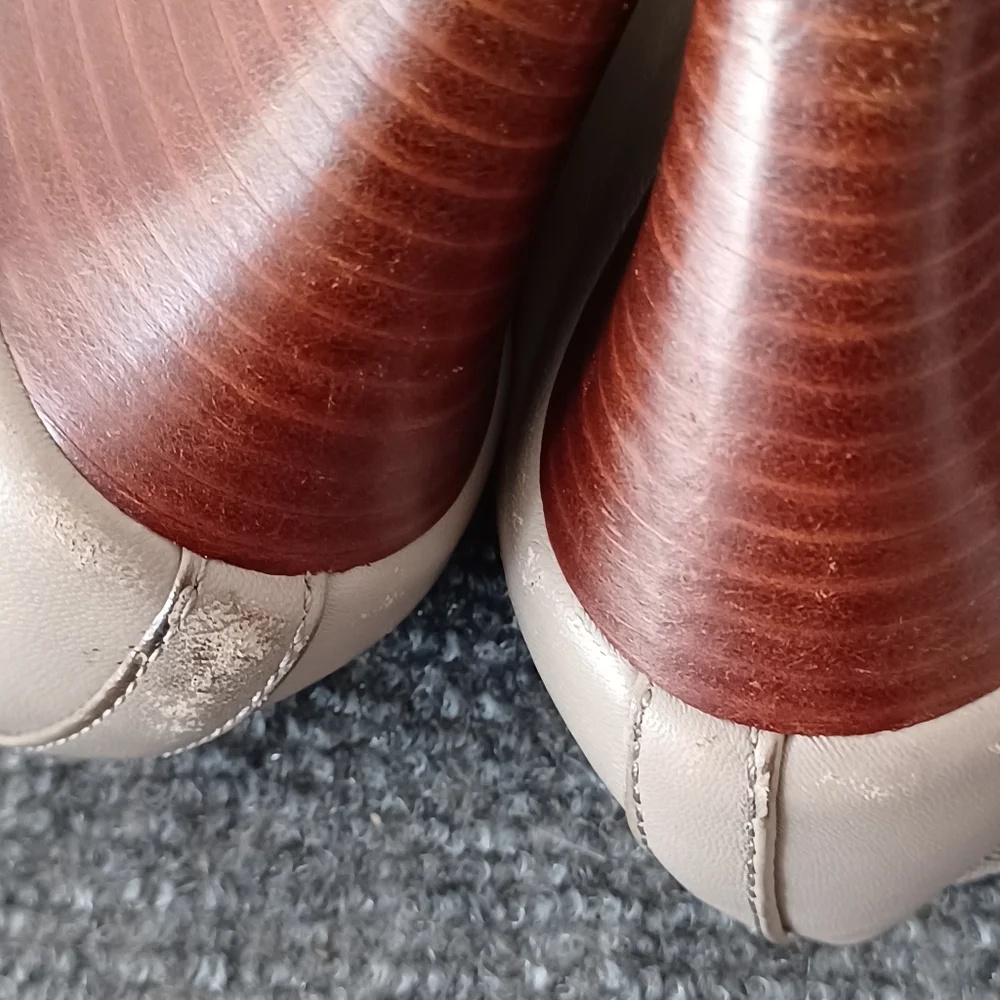 Tory Burch Women Caroline Wedge Heel Size 7.5 Preppy Leather Logo Defect